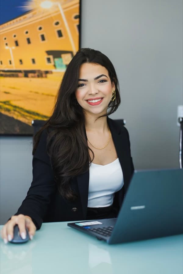 Débora Lima — Estagiária, Cível Contencioso